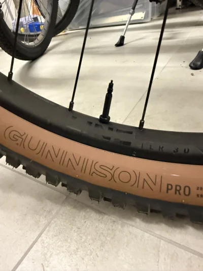 LucaJune - Po zaworze można stwierdzić, że to jest opona bezdętkowa, prawda?
Jaką por...