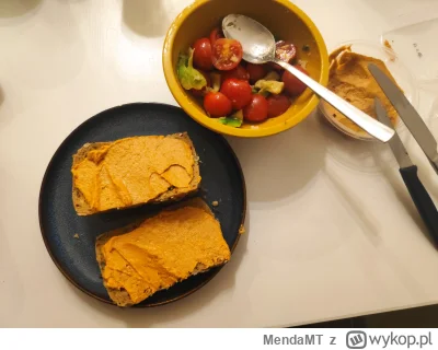 MendaMT - 5. Kolacja. Sałatka z pomidorów awokado i czosnku, kanapki z pastą słoneczn...