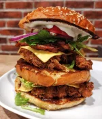 Krupier - Przegiolem co?

Podwójny Grander. Własne bułki, kurczak, boczek, ser, sałat...