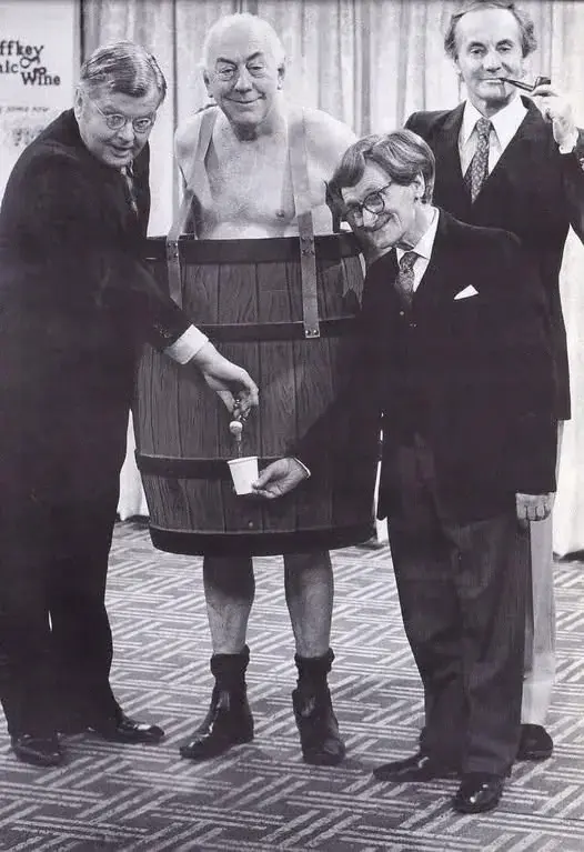 wfyokyga - Benny Hill Show to były turbo giga j---a hahaxd