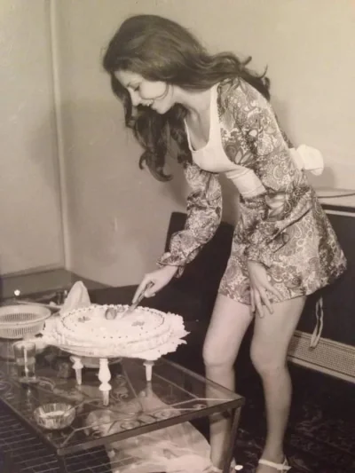 starnak - Irańska kobieta kroi tort na swoim przyjęciu urodzinowym. Teheran, 1973. Ta...