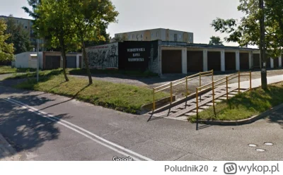 Poludnik20 -  Lokalizacja (Google Street View) 

To jest ściana garaży. Pierwszy rząd...