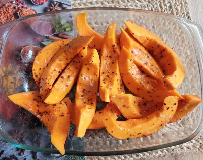 arinkao - Dynia jest popsikana oliwą, następnie trochę posolona, niewiele, ma być sło...