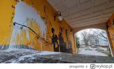 pregunta - W Warszawie stabilnie. Ostatnio na Muranowie jakiś debil oblał farbą mural...