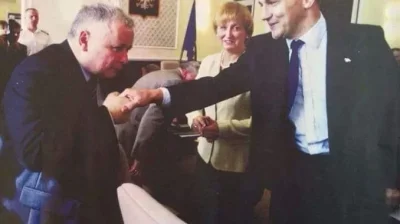 CipakKrulRzycia - @dotankowany_noca: a tutaj nawet sam Kaczyński składa mu hołd jak j...