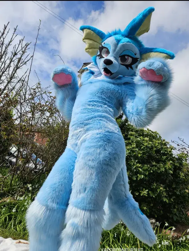 Rustyyyy - !Źródło: https://x.com/VaporeonFursuit
Żartuję, wszystkie fursuity należą ...