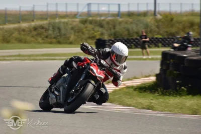 wiktorbo - #motocykle 
Babcia zawsze mówiła, ze jestem przystojnym kawalerem.