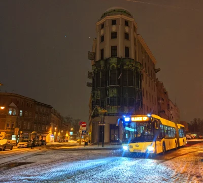 sylwke3100 - Autobusik na Wolności w Zabrzu pod budynkiem dawnego Hotelu Admiralspala...