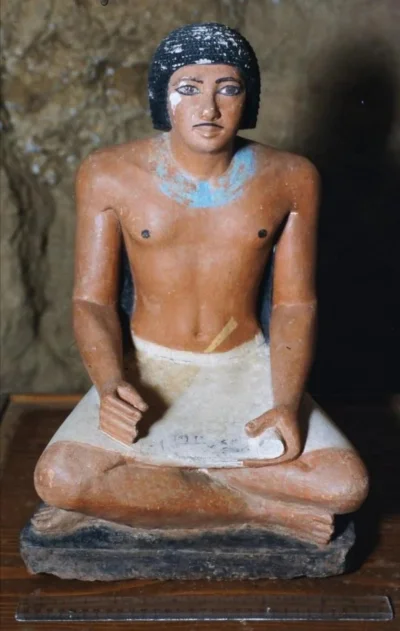 Loskamilos1 - Malowana statuetka siedzącego skryby, stworzona w czasach rządów V dyna...
