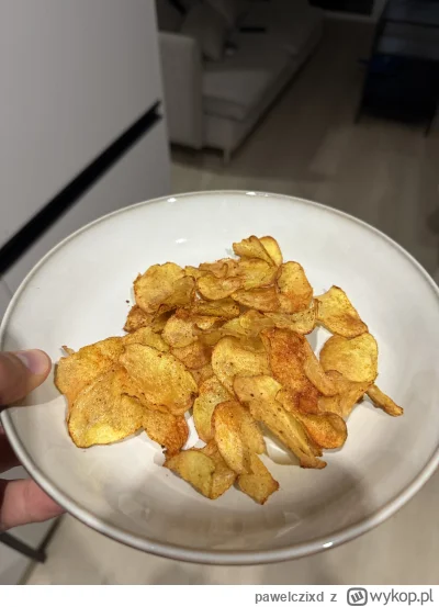 pawelczixd - Czy właśnie zrobiłem czipsy paprykowe w airfryerku? Być może :) #gotujzw...