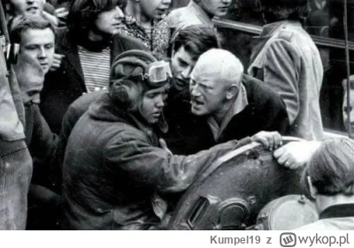 Kumpel19 - Sierpień 1968. Mieszkańcy Pragi tłumaczą radzieckiemu żołnierzowi, że nie ...