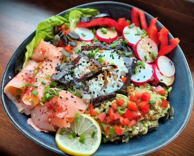 arinkao - Ryż z guacamole, łososiem i warzywami. Polany sosem sojowym, cytryną i olej...