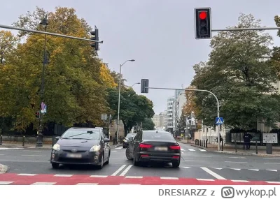 DRESIARZZ - Tu po wjeździe na skrzyżowanie na zielonym,  po oczekiwaniu aż samochody ...