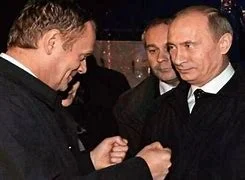 4x80 - Donald Tusk rzucający się z pięściami na Władymira Putina.