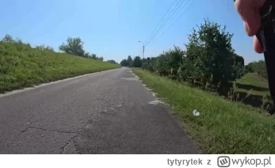 tytyrytek - Polska Policja daje przykład jak wyprzedzić rowerzystę. Jeszcze odbiłem l...