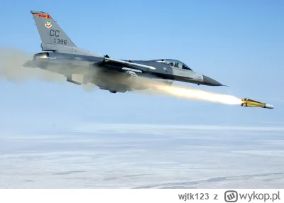 wjtk123 - F-16 odpalający kierowany pocisk AGM-65 Maverick, o zasięgu około 20 km. Zd...