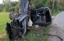 Tragiczny wypadek. Auto owinęło się wokół drzewa