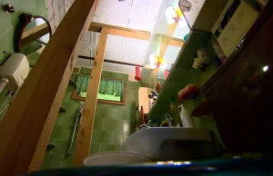 Mają drewniane stemple w łazience. 15 lat walczą o remont
