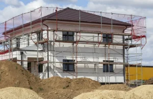 W Niemczech liczba osób chcących budować dom spadła o połowę.