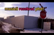 Ogrodzenie zasłania widoczność na przejazdach kolejowych. Czy znaki STOP to dobr