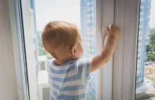 Radzyń Podlaski: pijana madka spała, a jej dziecko siedziało na parapecie okna