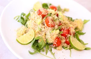 Sałatka z quinoa, warzywami i kurczakiem