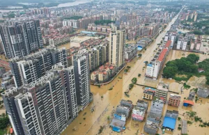 Powódź stulecia w Chinach. Są ofiary, tysiące ewakuowanych