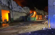 Pożar hali sortowni odpadów w Elblągu. Służby apelują o zamknięcie okien