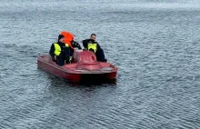 Policjanci ratowali pasażerów jachtu płynąc rowerkiem wodnym
