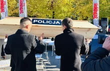 Karawan pogrzebowy przed kancelarią premiera. Protest policji w Warszawie