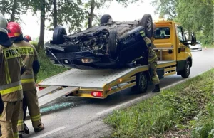 Akcja jak z memów: Seat kołami do góry wciągnięty na najazd pomocy drogowej