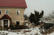 "Śpią na paletach, w gołych murach". Krajobraz 4 miesiące po powodzi