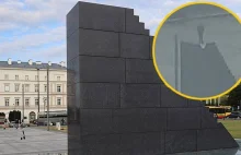 Wszedł na pomnik smoleński. Akcja służb w Warszawie