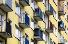 Mężczyzna z niepełnosprawnością eksmitowany na bruk. W tle spór z sąsiadką.