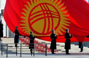 Kirgistan. Prezydent zmienił flagę kraju. Słońce za bardzo przypominało słonec..