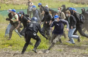 Szturm na fabrykę Tesli. Są ranni