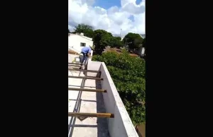 [VIDEO] Majster spada z dachu