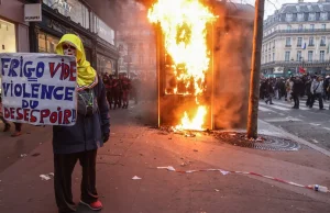 Francuzi protestują. Podpalony ratusz w Bordeaux, policjanci obrzuceni koktajlam