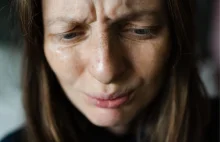 Gdy dzieci usnęły, napiłam się wina. Po chwili łazienka była we krwi, a ja tylko