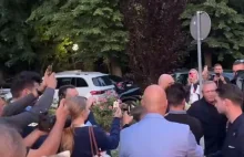 Ludzie dają błogosławić dzieci Ronaldinjo.