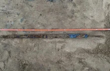 Długi miecz odkryty przez archeologów w Szwecji