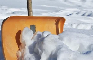 Co zrobić żeby śnieg nie przyklejał się do łopaty? Ten trik ułatwi ci życie!