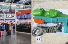 Na Lotnisku Chopina zabrali dziecku plastikowy pistolet zabawke z dinozaurem!