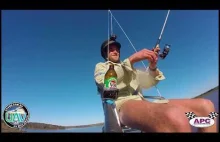 Mężczyzna łowi ryby lecąc na dronie