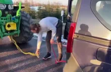 Niemcy: Zielony "aktywista" klimatyczny próbuje odholować traktor swoją Dacią xD