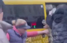 Ukraińcy bronią poborowego przed hyclami.