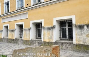 Zatrzymano czwórkę Niemców, którzy składali kwiaty w miejscu urodzin Hitlera