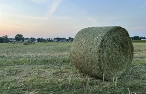 Rolnik w trakcie kłótni przygniótł swojego sąsiada balotem!Ofiara cudem przeżyła