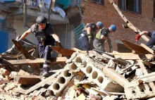 Rosjanie zrzucili bombę lotniczą na szkołę, w której Ukraińcy otrzymywali pomoc