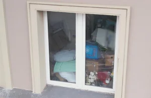 70-latka śpi na klatce, bo w mieszkaniu ma śmieci po sufit. Sąsiedzi są bezsilni